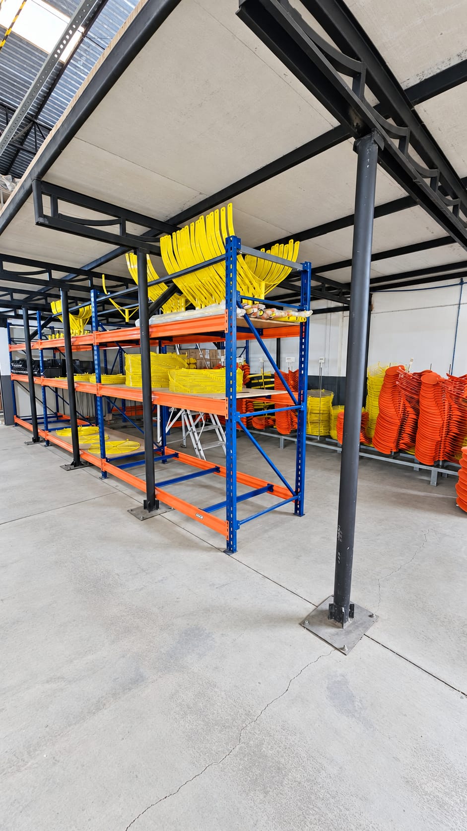 Porta-paletes com suportes Y, grades e hélices na fábrica da Sixion